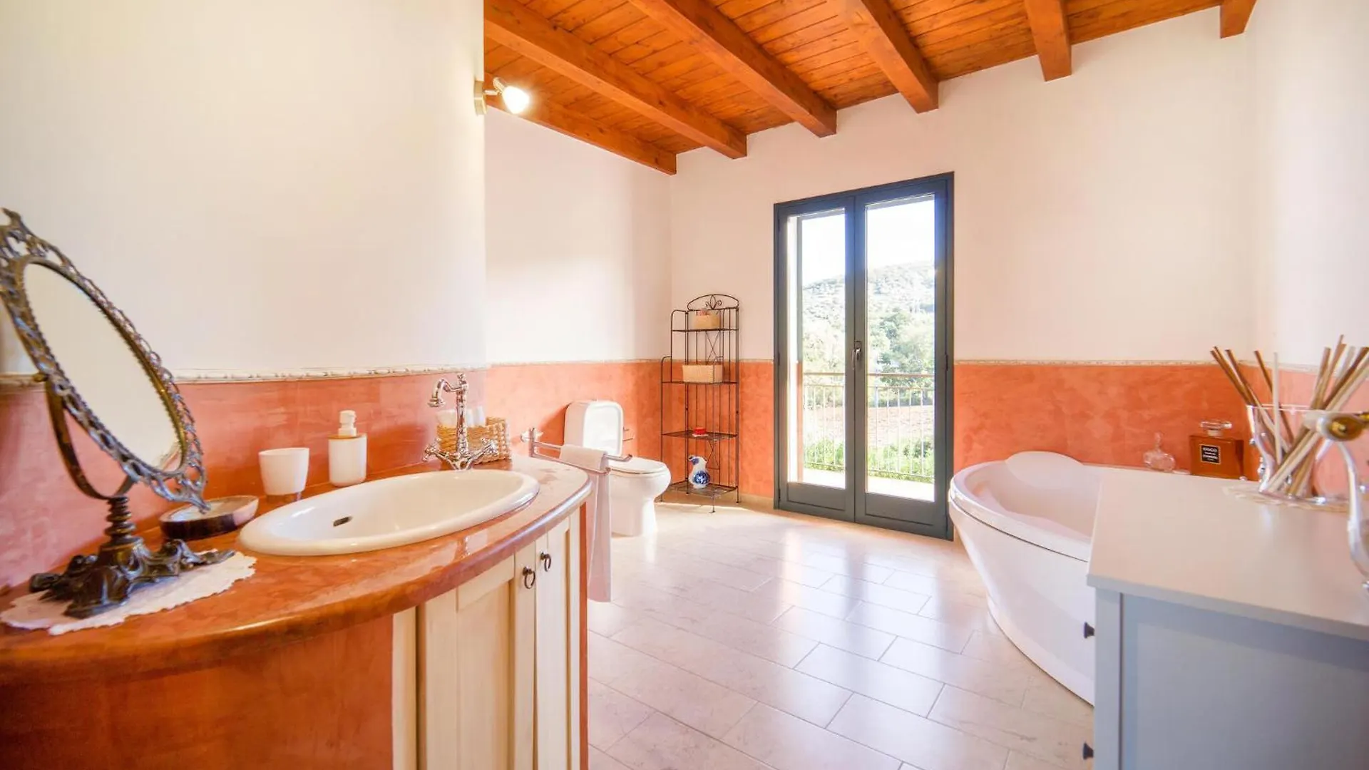 بيت للعطل 4 Bedroom Awesome Home In Caronia