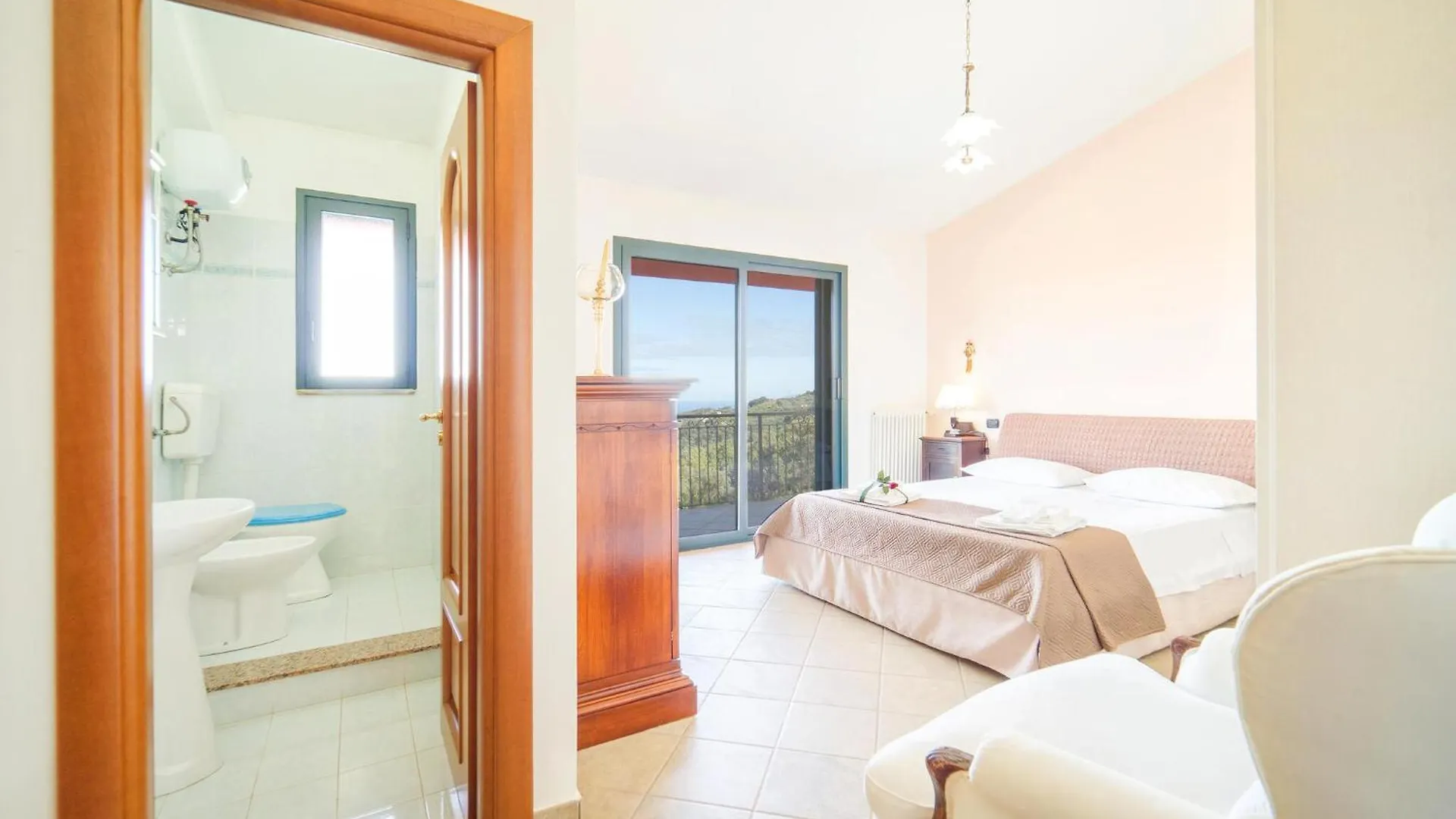4 Bedroom Awesome Home In Caronia بيت للعطل