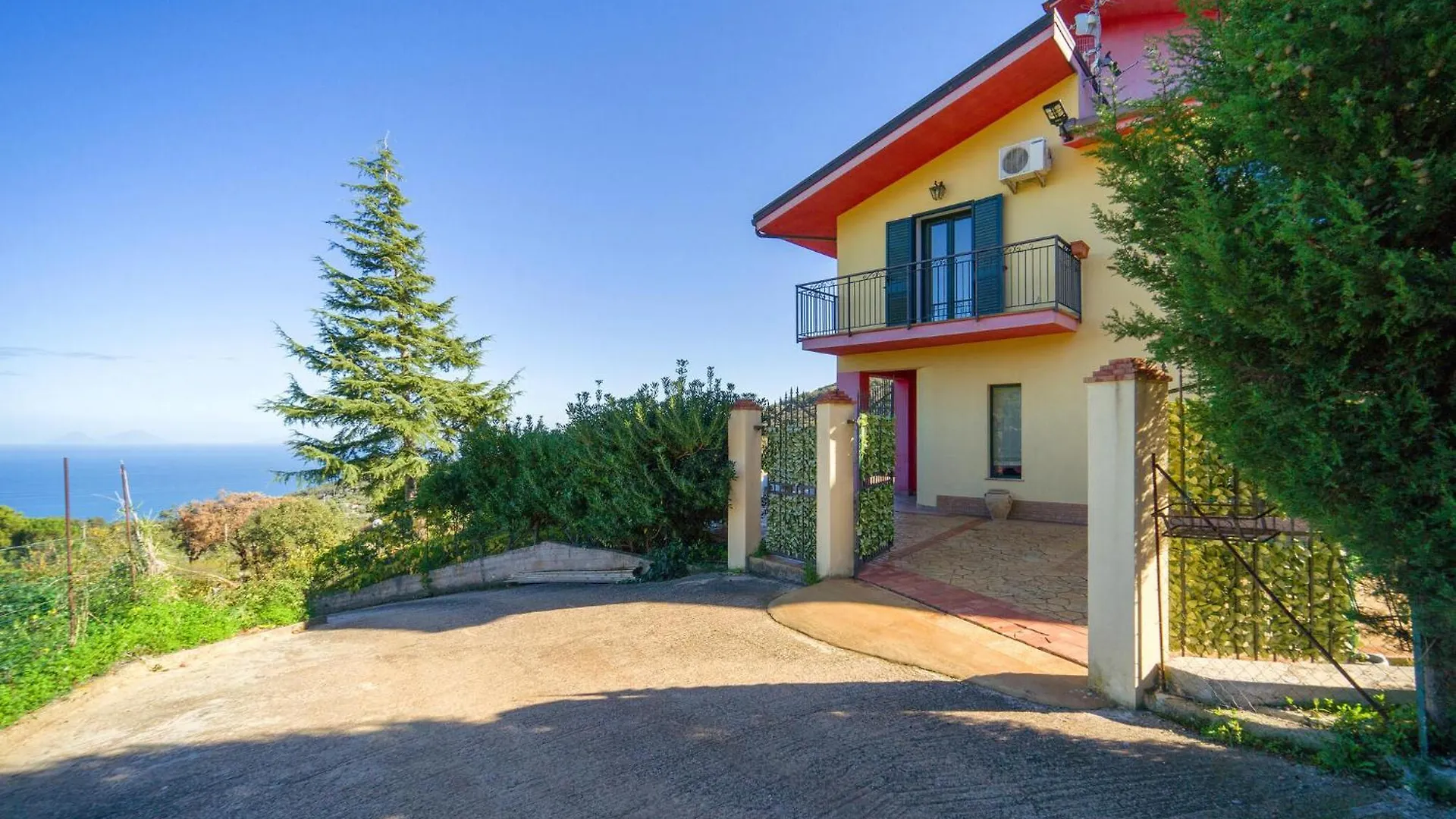 4 Bedroom Awesome Home In Caronia إيطاليا